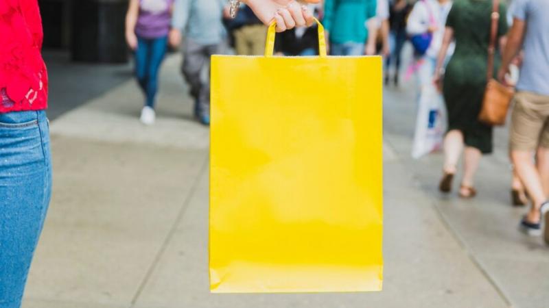 Como escolher a sacola alça vazada personalizada ideal para sua marca
